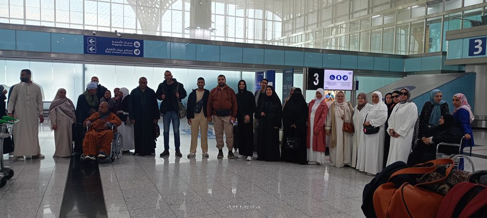 معتمرين وائل فريد في المطار