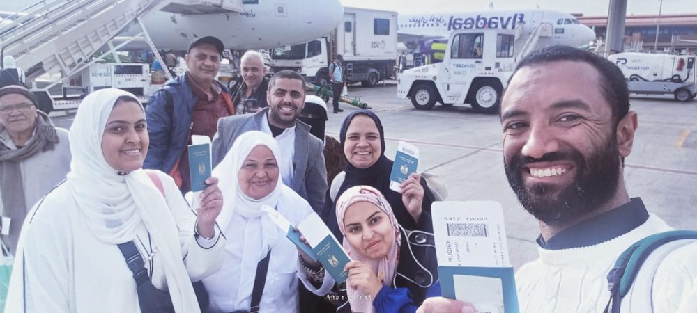 معتمرين وائل فريد في المطار بجوازات السفر