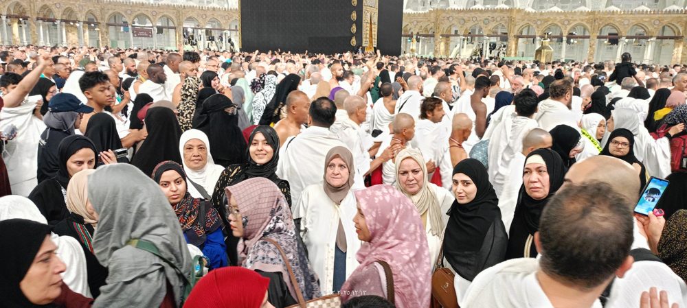 معتمرين أمام الكعبة المشرفة