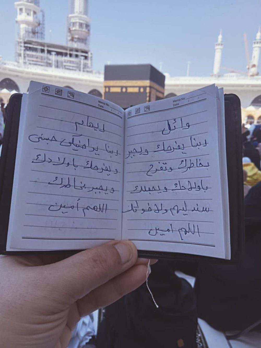 لحظة دعاء أمام الكعبة المشرفة
