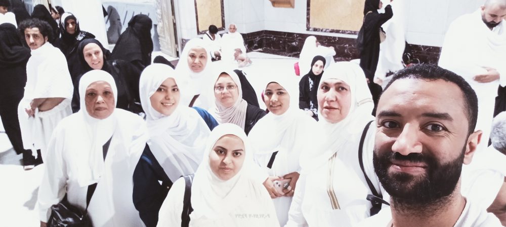 صورة جماعية لمعتمرين وائل فريد