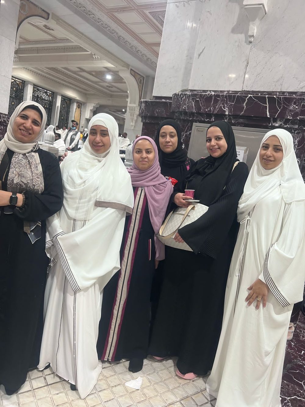 معتمرات داخل المسجد الحرام