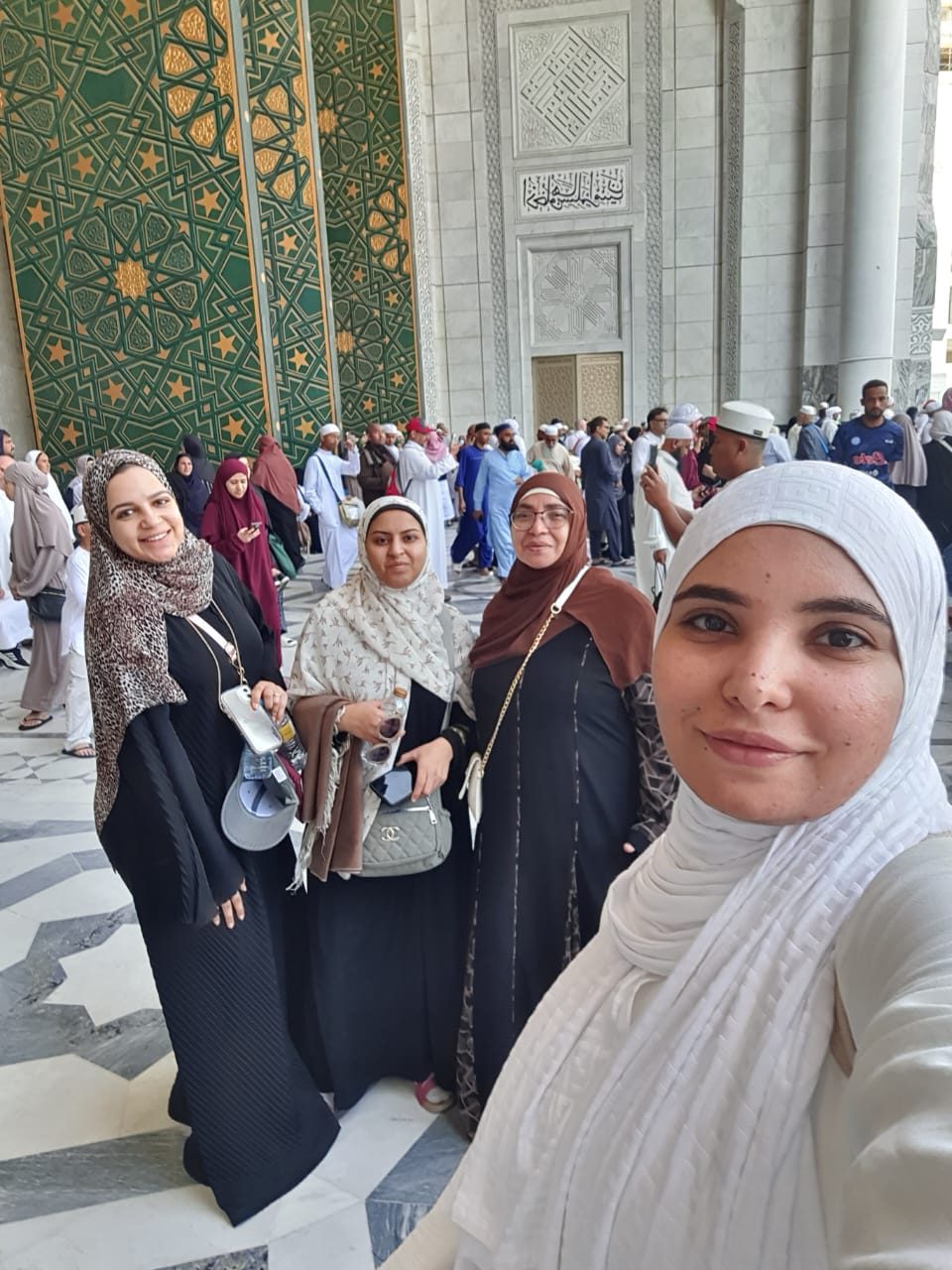 معتمرات أمام باب المسجد النبوي