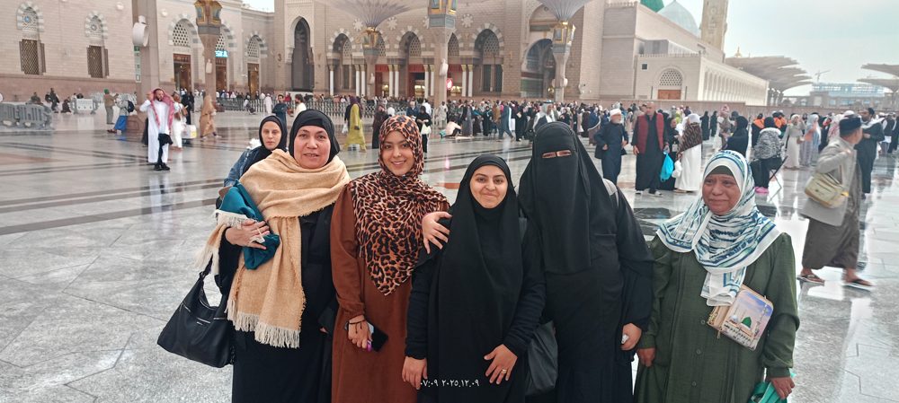 معتمرات أمام المسجد النبوي