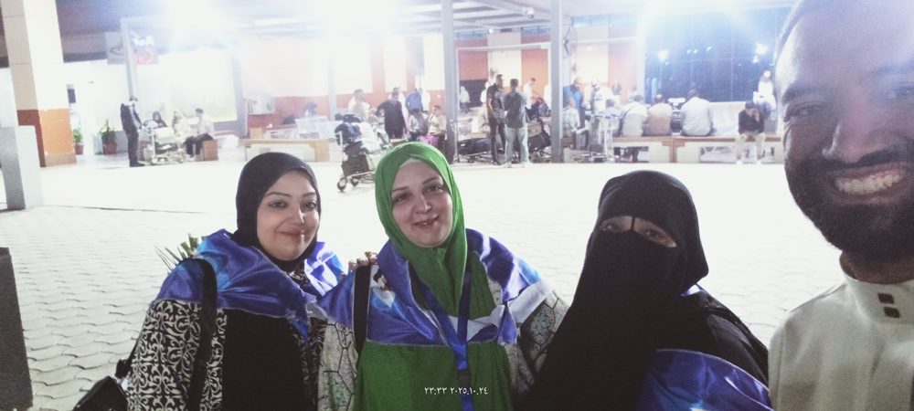معتمرات في صالة المطار