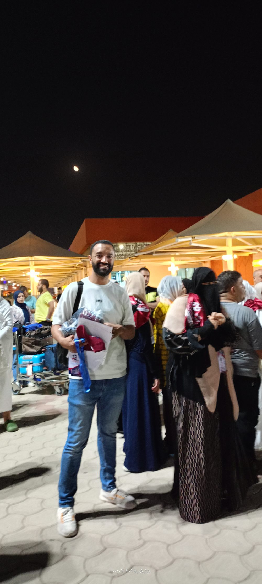 وائل فريد يستقبل المعتمرين في المطار